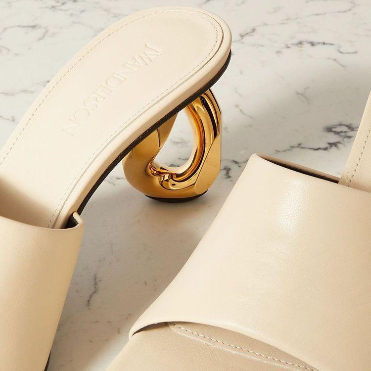JW ANDERSON mliječno bijele ženske papuče na zlatnu štiklu